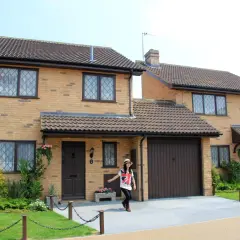 Ulica Privet Drive, dom Harrego Pottera, z dziewczyną w koszulce z flagą Wielkiej Brytanii.