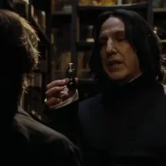 Severus Snape trzyma fiolkę z eliksirem, rozmawiając z kimś w mrocznym pomieszczeniu pełnym butelek.