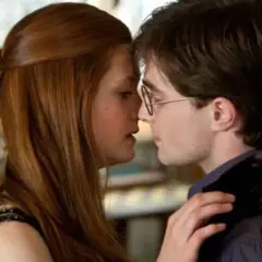 Harry i Hermiona w intymnym momencie, ich twarze zbliżone do pocałunku.