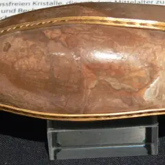 Bezoar, magiczny kamień z legend o Harrym Potterze, w złotej oprawie.