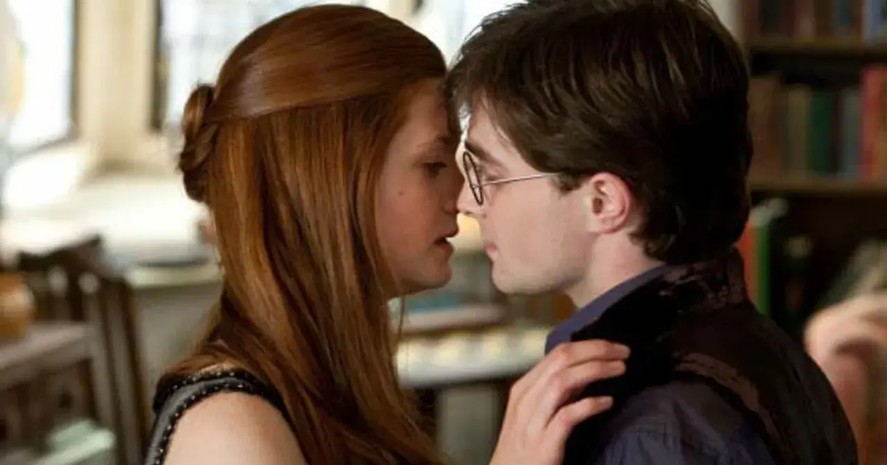 Harry i Hermiona w intymnym momencie, ich twarze zbliżone do pocałunku.