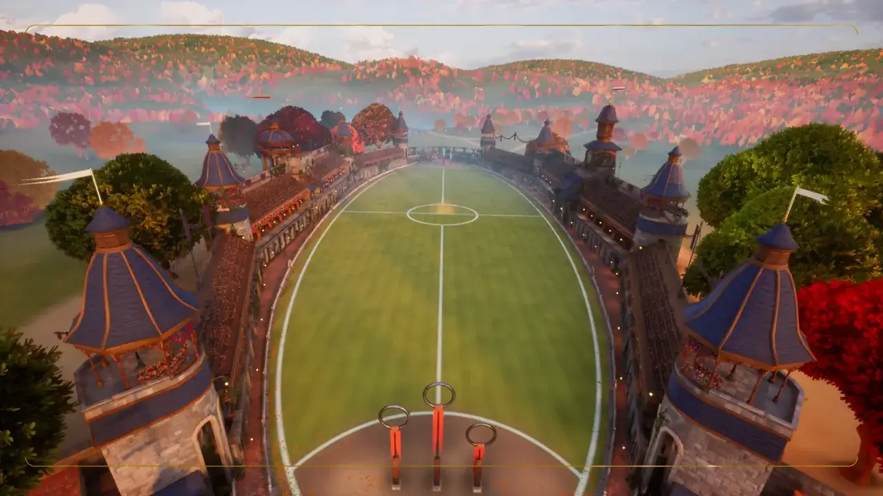 Stadion gotowy na mistrzostwa świata w quidditchu. Widok z lotu ptaka na murawę, trybuny i wieże zamkowe otoczone jesiennym lasem.