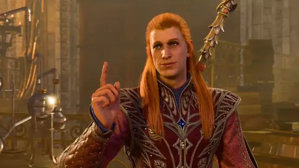 Rudowłosy elf z Baldur's Gate 4 podnosi palec, jakby coś wyjaśniał. W tle widać alchemiczny sprzęt.